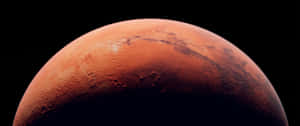 火星行星在太空中發出紅光，帶有隕石坑和暗影