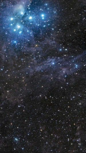 廣闊的星空，閃爍的藍色星雲和無數星星在深空中。
