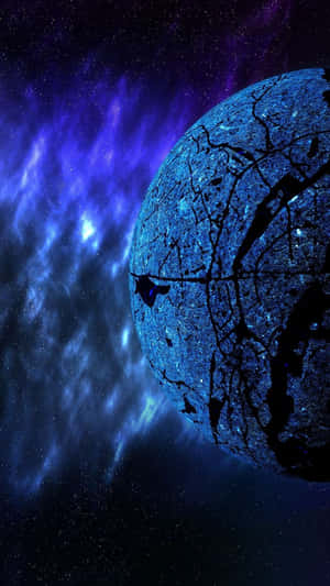 破裂的藍色行星在發光的宇宙星雲中，伴隨著星星。