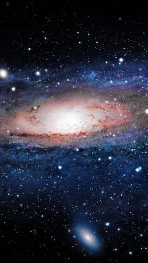 一個螺旋星系，帶有粉紅色和藍色的雲團，周圍環繞著星星。
