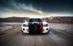 黃昏時分沙漠道路上的白色和黑色道奇Viper，帶有紅色條紋。 — 汽車 壁紙