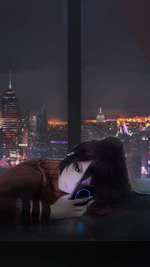 深色頭髮的動漫女孩靠在窗台上，看著發光的手機，背景是城市夜景。