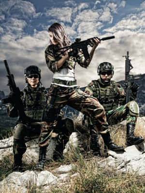 三名全副裝備的士兵蹲在岩石上，手持步槍。 — 軍事動圖 壁紙
