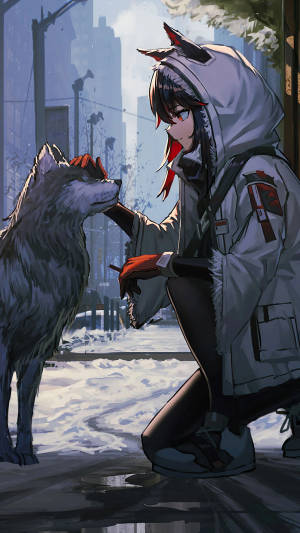 狼耳動漫女孩在雪地城市環境中撫摸狼。