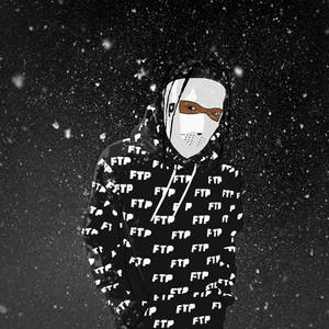 夜晚站在雪中、身穿連帽衫和戴面具的人。