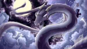 發光月亮下暴風雲中的紫色巨龍。