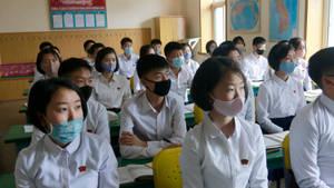 學生在教室裡戴口罩