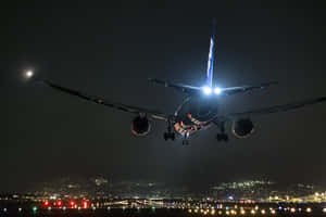 飛機夜間在城市上空降落，燈光璀璨。