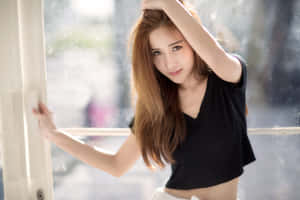 年輕女性穿黑色短版上衣倚靠雨窗 — 亞洲 壁紙
