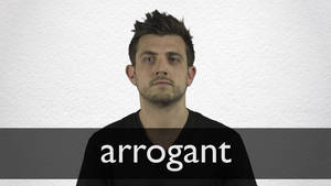 表情嚴肅的男人穿著印有「arrogant」字樣的黑色襯衫。