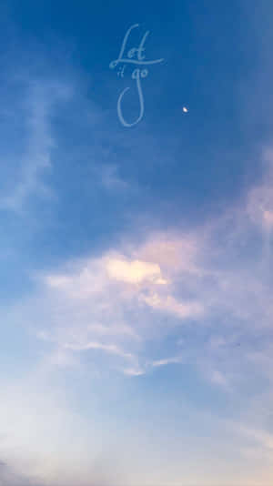 暮色天空中的新月，帶有粉紅色和藍色雲彩以及手寫文字。