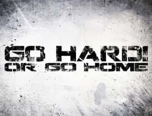在風化的混凝土表面上，粗獷的勵志文字 go hard or go home。