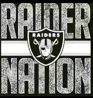 Raiders Nation 標誌，帶有粗體磨損文字和球隊徽章。