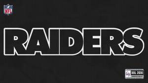 黑色布料上有白色外框 Raiders 文字和 NFL 標誌