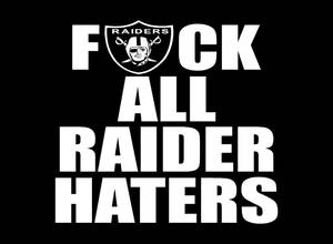 白色粗體文字寫著「FUCK ALL RAIDER HATERS」，並帶有Raiders標誌在黑色背景上。
