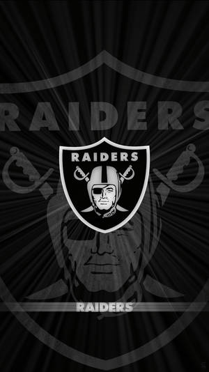 Raiders 足球隊標誌，黑色背景上有骷髏頭和交叉劍。