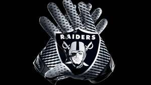 Raiders 美式足球手套，帶有球隊標誌，黑色背景