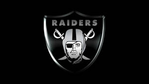Raiders 足球隊標誌，帶有頭盔臉和交叉劍，在黑色背景上。