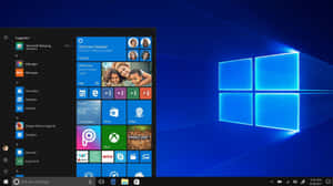 Windows 10 開始功能表在帶有發光視窗標誌的藍色漸變桌面上打開。