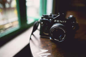 窗邊木桌上的復古 Zenit 菲林相機