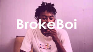 年輕男子留著辮子，在紫色燈光下室內吸煙，帶有「BrokeBoi」文字。
