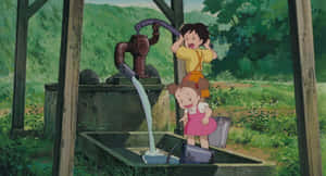 兩個小孩在森林環境中玩水泵。