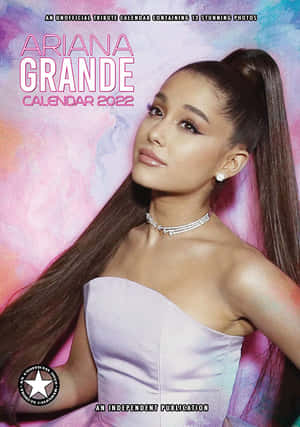 Ariana Grande 穿著薰衣草色長袍，背景為粉紅色和紫色煙霧。
