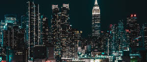 紐約市天際線的夜景，摩天大樓燈火通明。