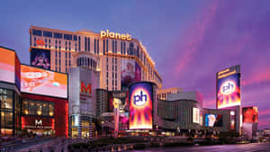 Planet Hollywood 度假村在暮色中閃爍著霓虹燈光。