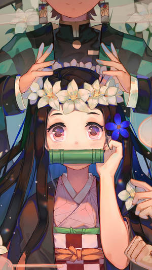 戴花冠的動漫女孩將竹管放到嘴邊，另一個角色輕輕將手放在她的頭上。