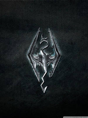 Skyrim龍紋章在深色皮革背景上發出藍光