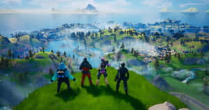 四個Fortnite玩家從一個長滿草嘅山頂俯瞰風景如畫嘅島嶼景觀。