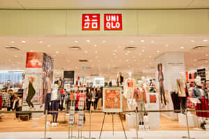 Uniqlo店舖入口，有人體模型和顧客在內。