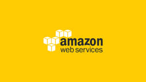 Amazon Web Services 標誌，帶有白色立方體和文字，背景為黃色。