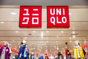 Uniqlo 商店內部，人體模型在明亮燈光下穿著冬季外套。