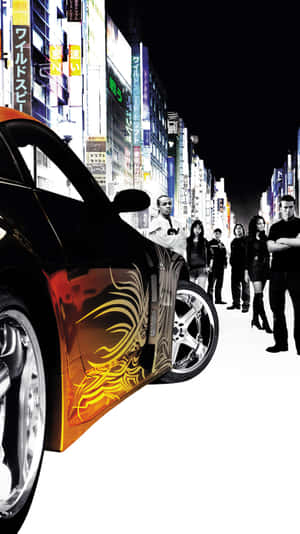 黑色跑車帶有橙色火焰設計，夜晚停在霓虹燈閃爍的城市街道上，附近有人群。