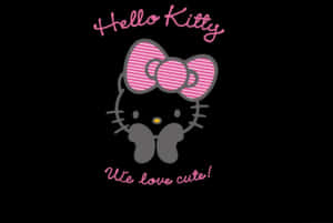 Hello Kitty 標誌，帶有粉紅色蝴蝶結和文字，上面寫著我們喜歡可愛。