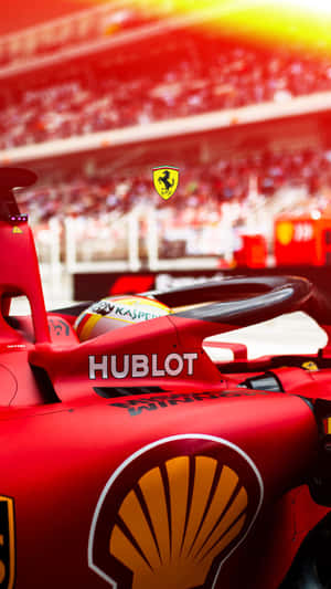 日落時分，賽道上帶有Shell和Hublot標誌的紅色法拉利F1賽車。