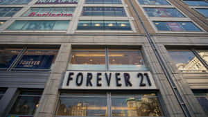 Forever 21零售店舖正面，玻璃窗反射城市建築物。