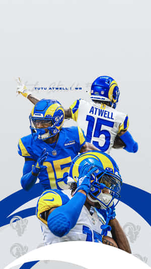 Tutu Atwell 身穿 Rams 足球裝備與隊友慶祝。