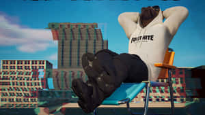 Fortnite角色喺椅子上放鬆，後面有城市建築。
