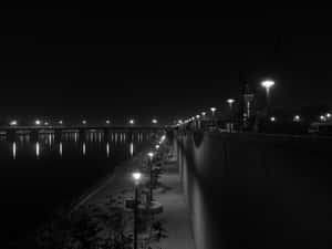 夜間河畔步道，街燈倒映水中