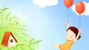 小孩在藍天綠葉下，鳥屋附近拿著紅色氣球。