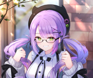 紫色頭髮戴著眼鏡的動漫女孩，抓著雙馬尾微笑。
