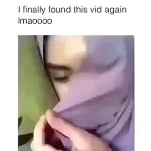 戴著紫色頭巾的人在室內拿著手機大笑。 — 笑緊 壁紙