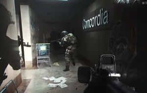 身穿戰術裝備的士兵在第一人稱射擊遊戲中，於黑暗佈滿塗鴉的地下走廊前進。 — MacBook Air 13 壁紙