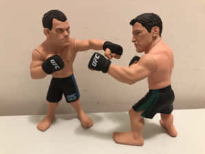兩個UFC拳手人偶在白色表面上擺出戰鬥姿勢。