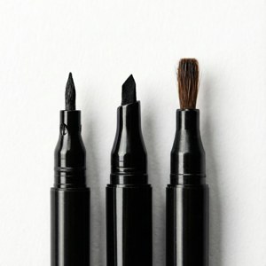 白色表面上三支不同筆尖的黑色藝術標記筆。