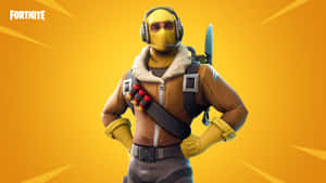 Fortnite角色穿著黃色裝備，手持武器和耳機，背景為橙色 — 遊戲 壁紙