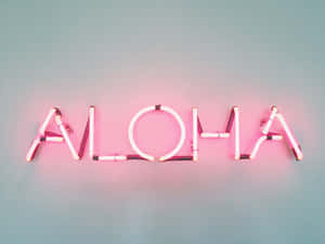 粉紅色霓虹燈牌在青綠色牆上拼出 ALOHA
